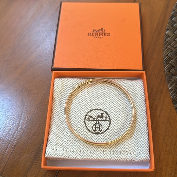 Hermès- Extra-narrow bangle in enamel with rose gold-plated hardware. - Picture 8 of 8